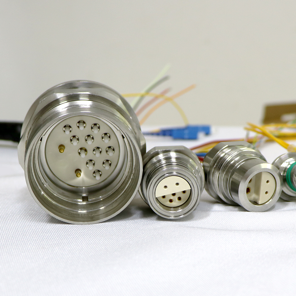 Opto-electric hybrid subsea watertight connector for power and signal